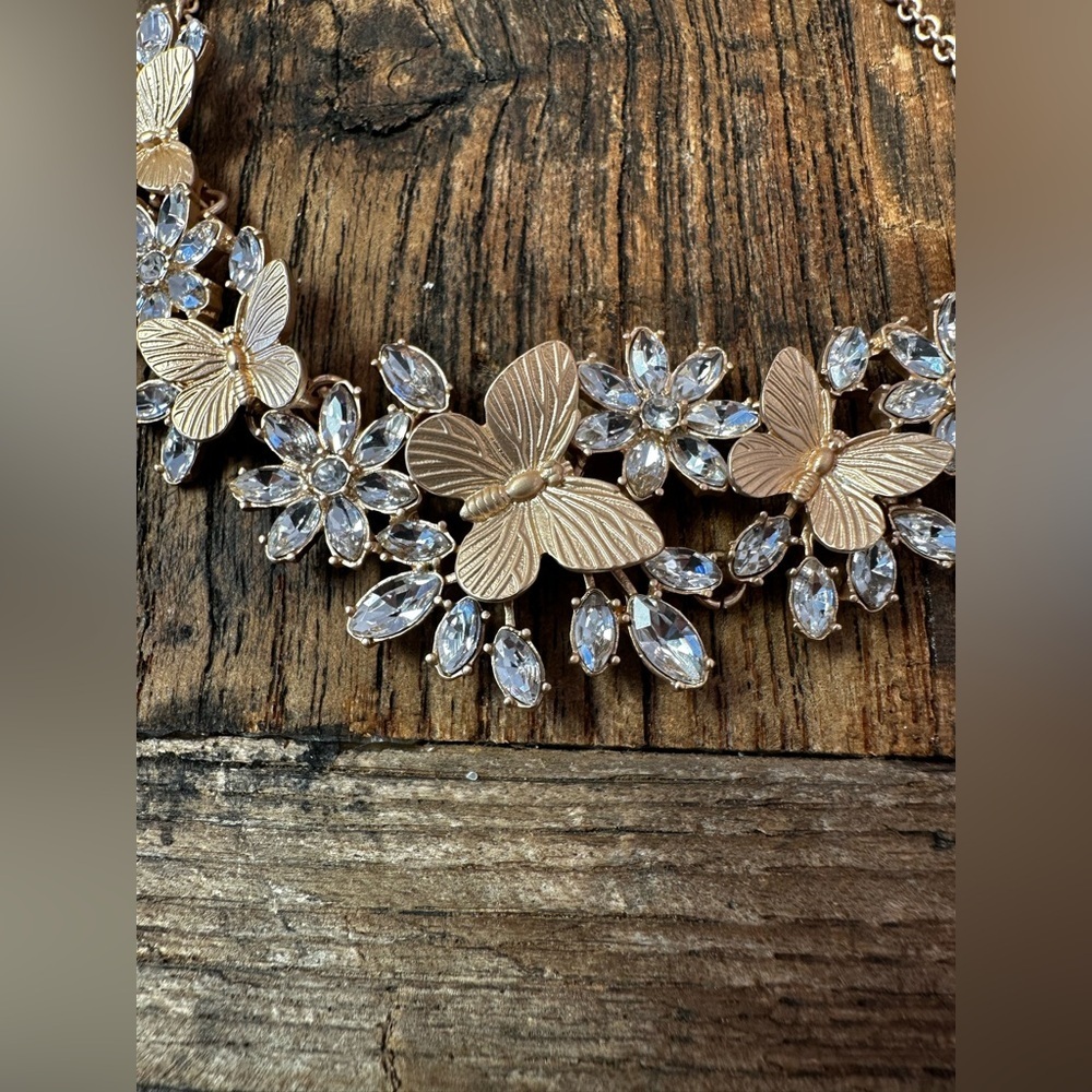 Delicate butterflies and Floral Gold Necklace - Picture 2 of 8